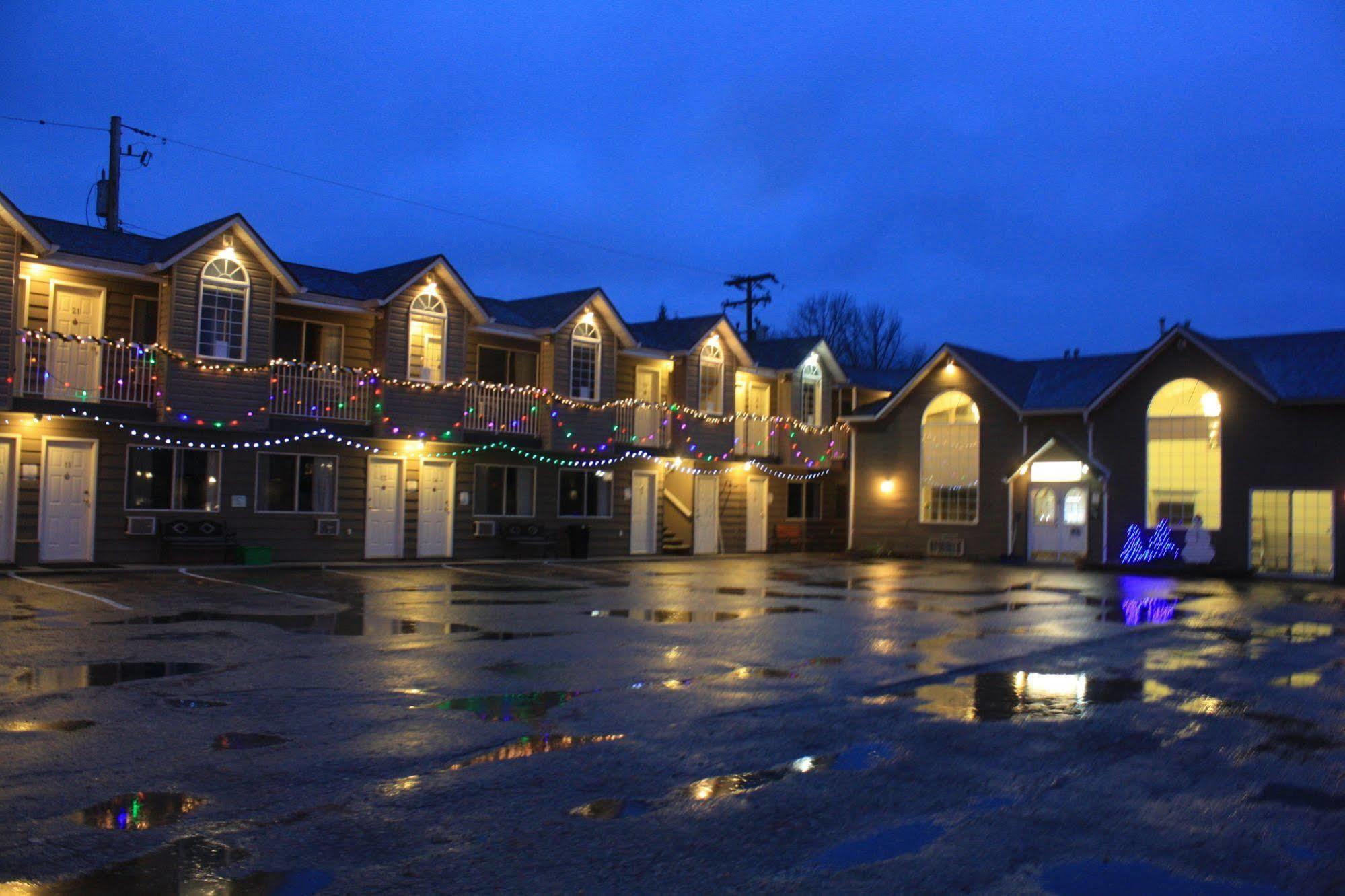 רבלסטוק Monashee Lodge מראה חיצוני תמונה